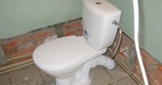 Установка приставного унитаза в Губахе - монтаж и подключение, СантехДомГбх от 5149 рублей